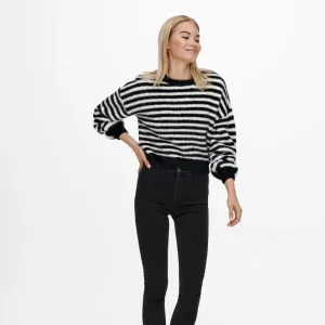 ONLY Onlpiumo Fluffy Short Knitted Pullover in Black Stripes